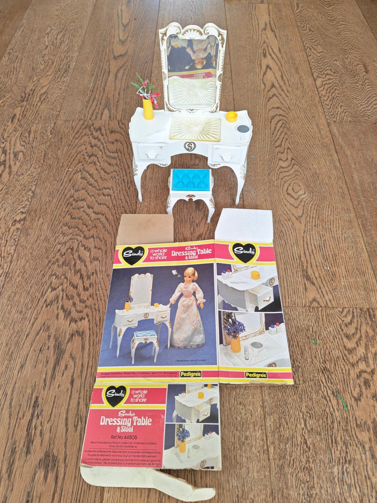 Vintage Sindy Slaapkamer - kaptafel, nachtkastje en bedden, Ophalen of Verzenden, Gebruikt, Overige typen