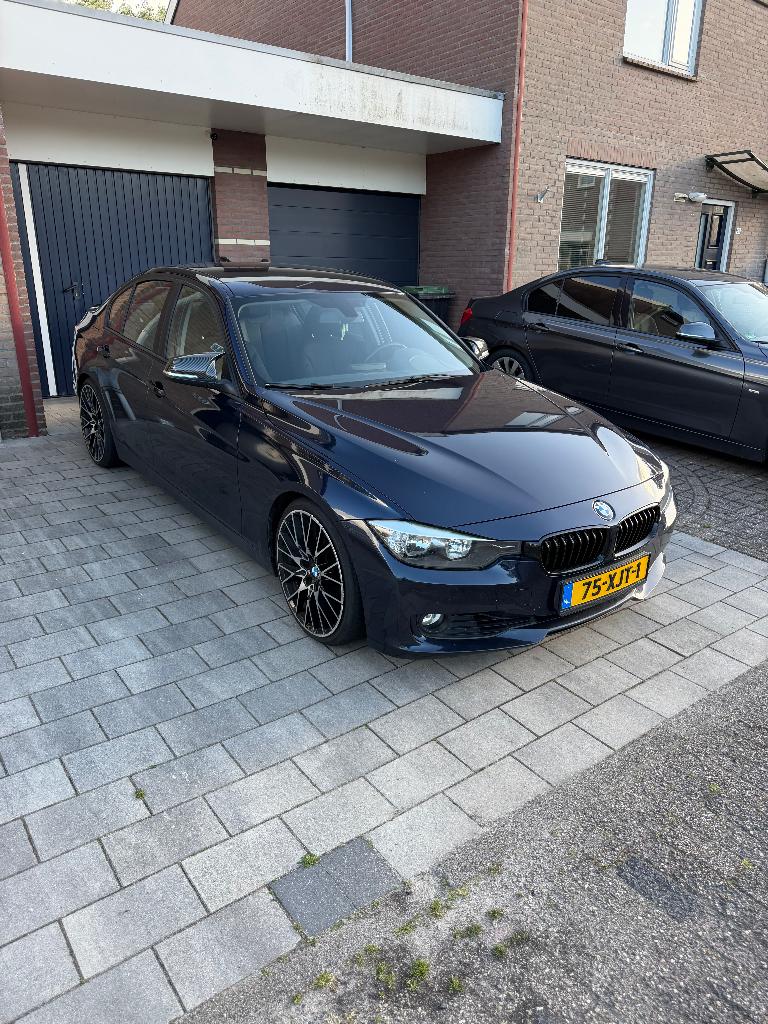 BMW 320i 2012 - 260PK Super Mooi!, Automaat, Zwart, 4 cilinders, Blauw