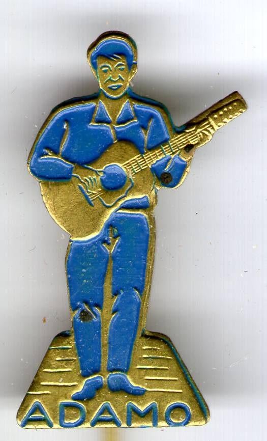 ADAMO staand blauw op koper zanger speldje ( R_007 ), Verzamelen, Verzenden, Zo goed als nieuw, Figuurtje, Speldje of Pin