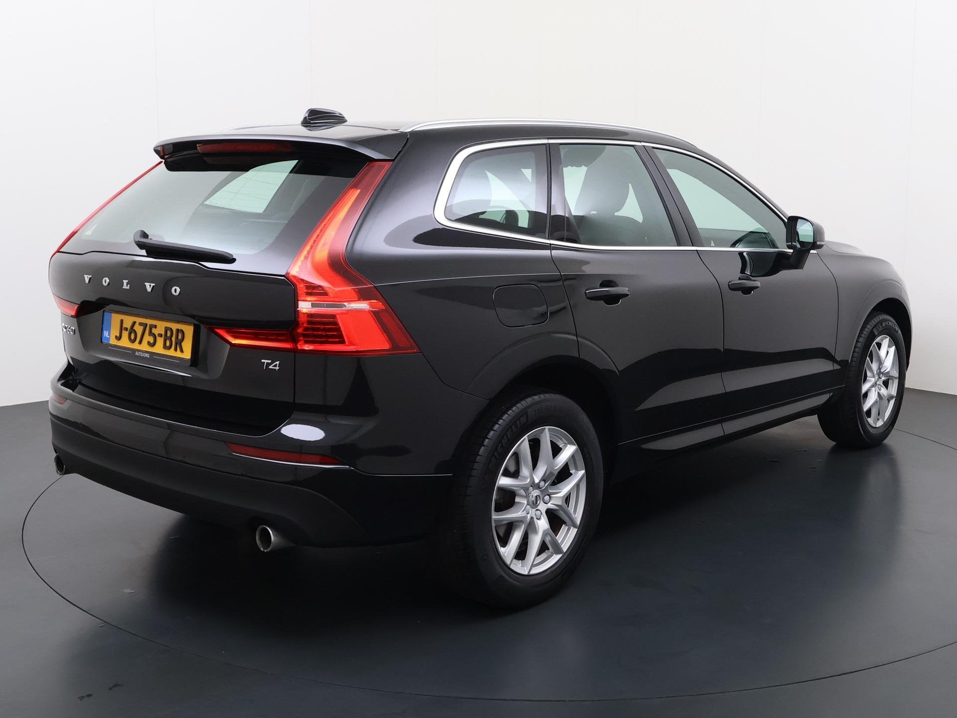 Volvo XC60 2.0 T4 Momentum Pro NL Auto | 1e eigenaar, Auto's, Gebruikt, 1969 cc, Leder en Stof, Zwart