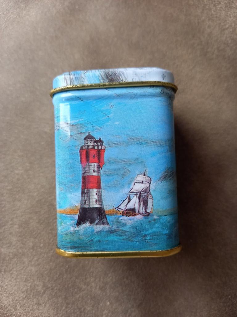Leuk klein blikje met vuurtoren en schepen, Verzamelen, Blikken, Ophalen of Verzenden, Gebruikt