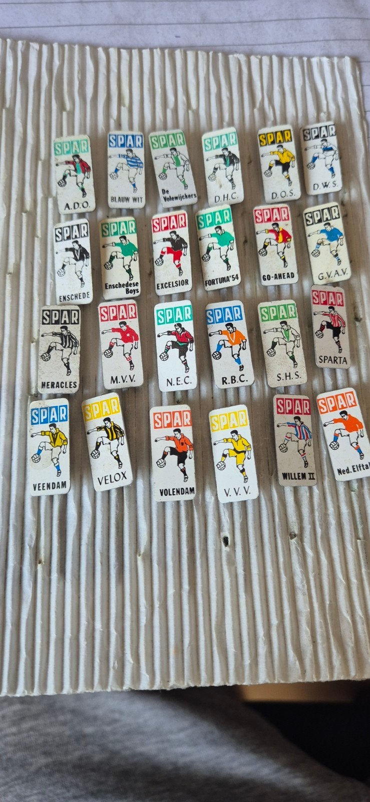 24 voetbalclub speldjes van de Spar, Verzamelen, Speldjes, Pins en Buttons, Ophalen of Verzenden, Gebruikt, Sport