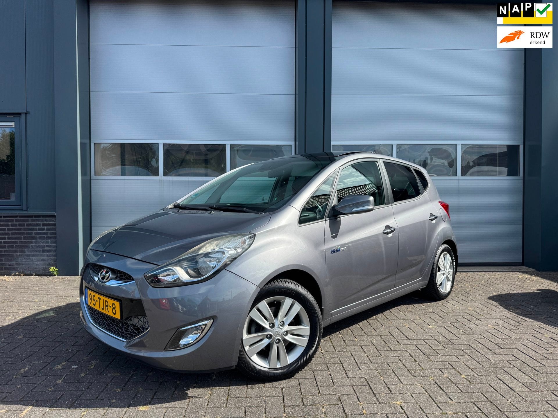Hyundai Ix20 1.4i i-Catcher Panoramadak Leder Trekhaak, Auto's, Voorwielaandrijving, Gebruikt, Zwart, 4 cilinders