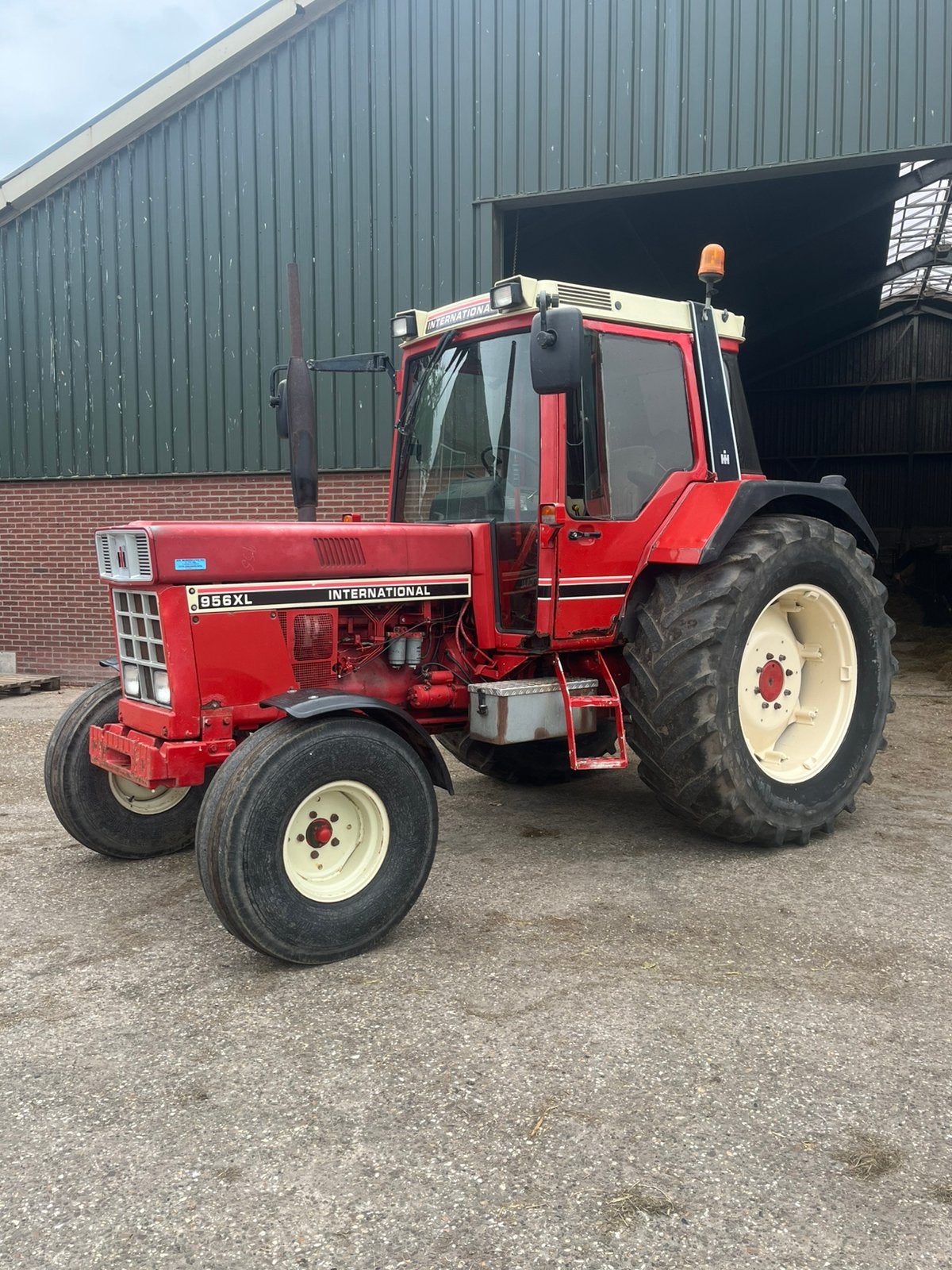 International 956XL 2WD, Ophalen