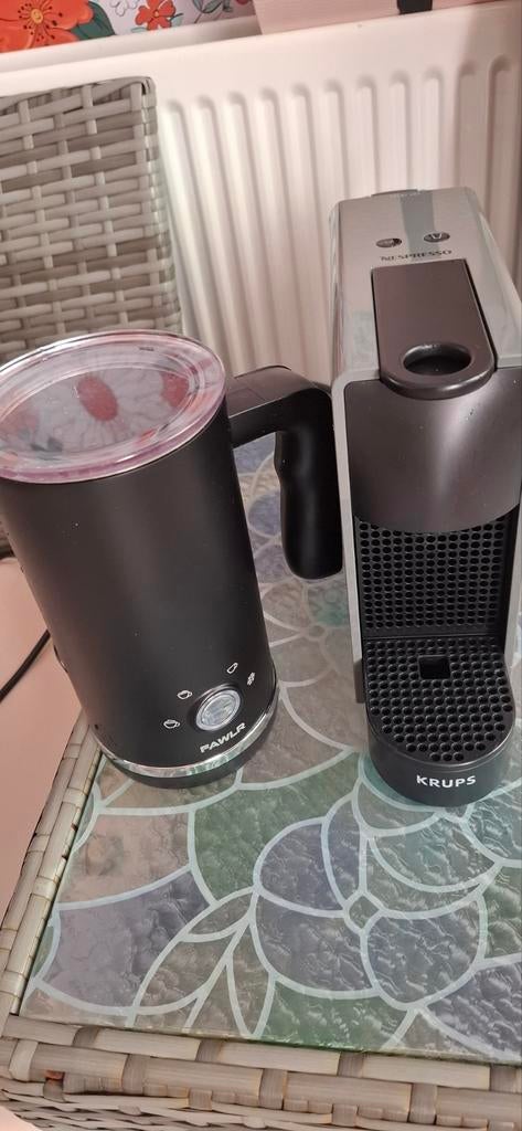Nespresso koffiecupmachine + melkopschuimer, Ophalen, Gebruikt