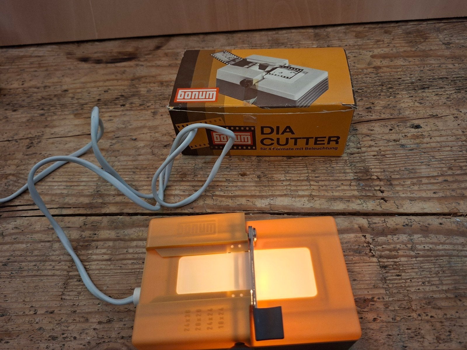 Bonum Dia Cutter met verlichting voor 4 formaten, Ophalen of Verzenden, Gebruikt, Met scherm
