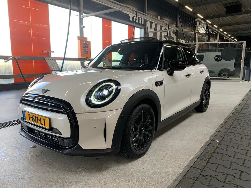 Mini Cooper 5-d. Camden Edit. Wit met. 136pk  7-2023 1e eig., 136 pk, Zwart, Wit, Lichtsensor