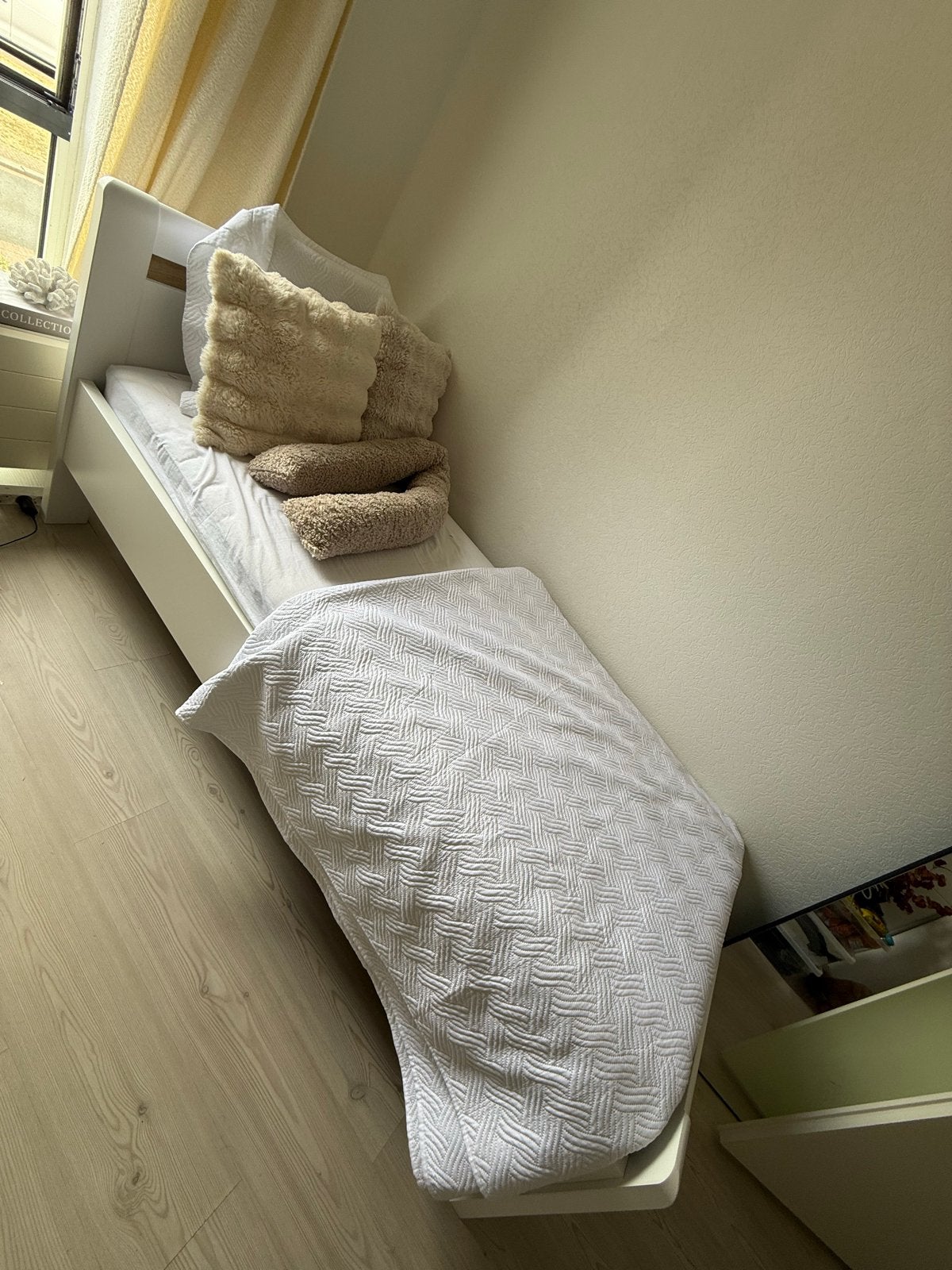 Wit eenpersoonsbed met houten details en nieuw matras, Ophalen, 90 cm, Eenpersoons, Wit