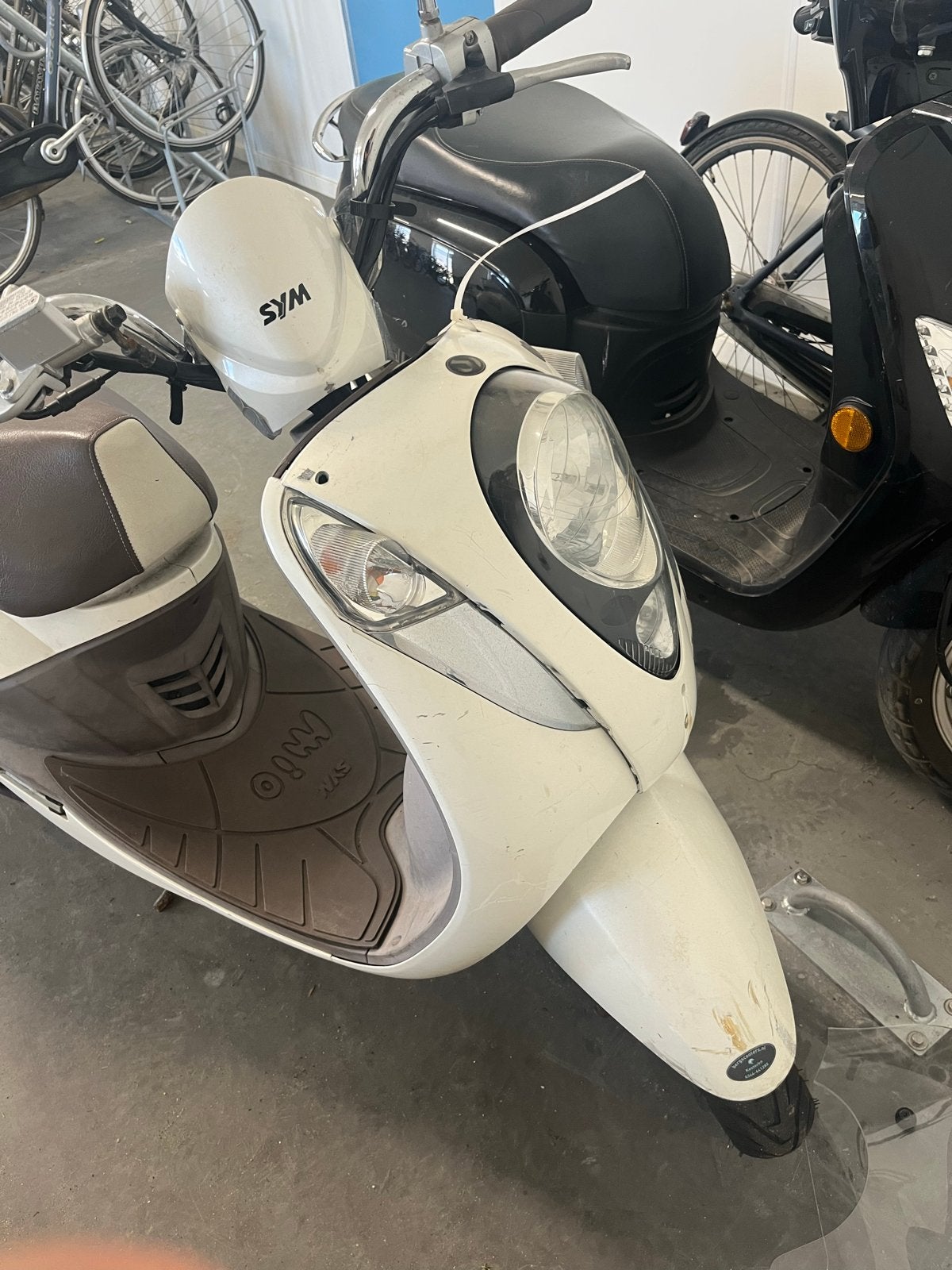 SYM Mio Scooter - Wit/Bruin, 28.313 km, Gebruikt, Maximaal 45 km/u, Benzine, Ophalen