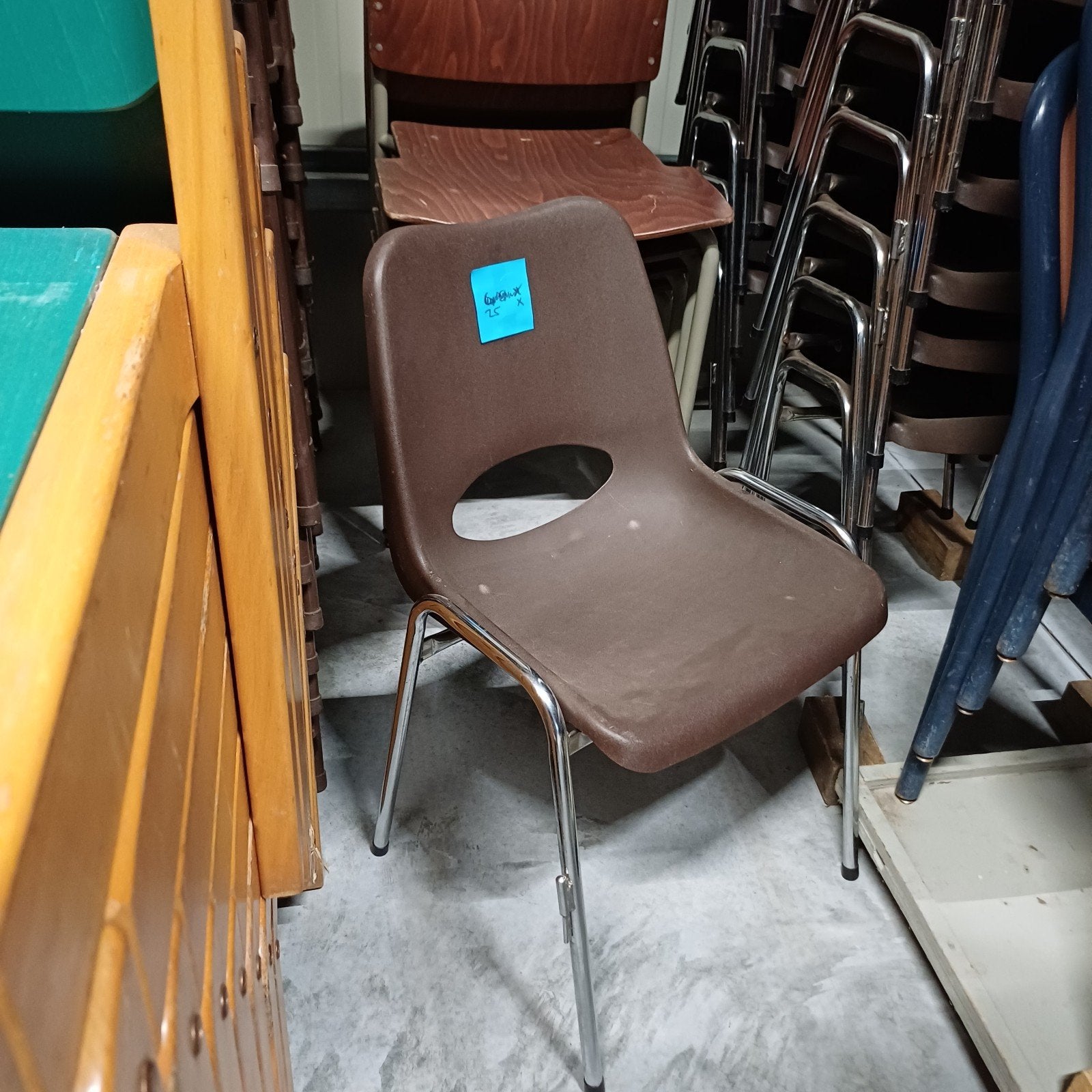 25 x vintage design stoelen partij stapelbare stoelen, Ophalen, Gebruikt, Bruin, Vijf, Zes of meer stoelen
