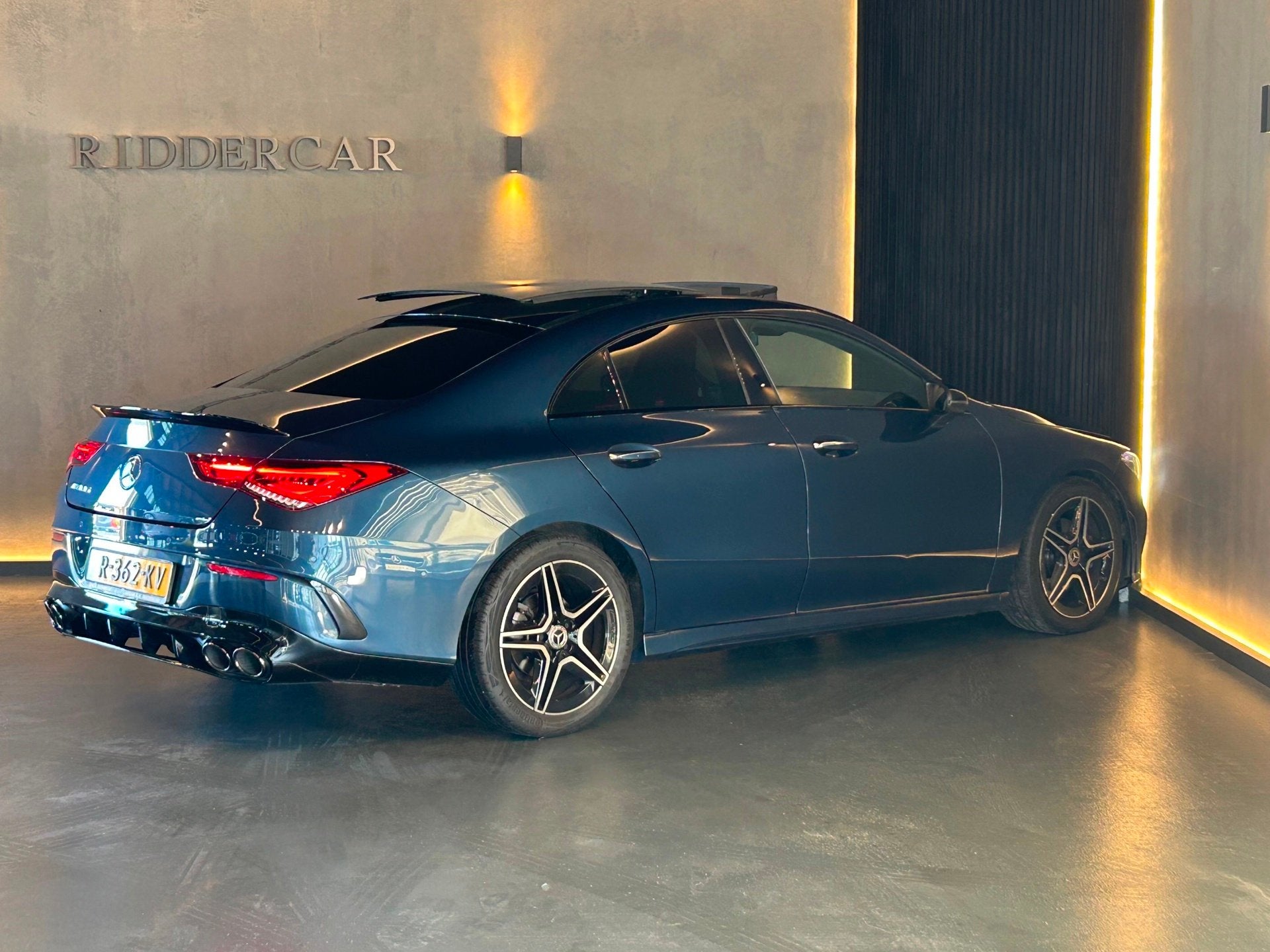 Mercedes-Benz CLA-klasse 180 AMG Line|PANO|CRUISE|AMBIENT|PA, Auto's, Gebruikt, 4 cilinders, Blauw, Origineel Nederlands