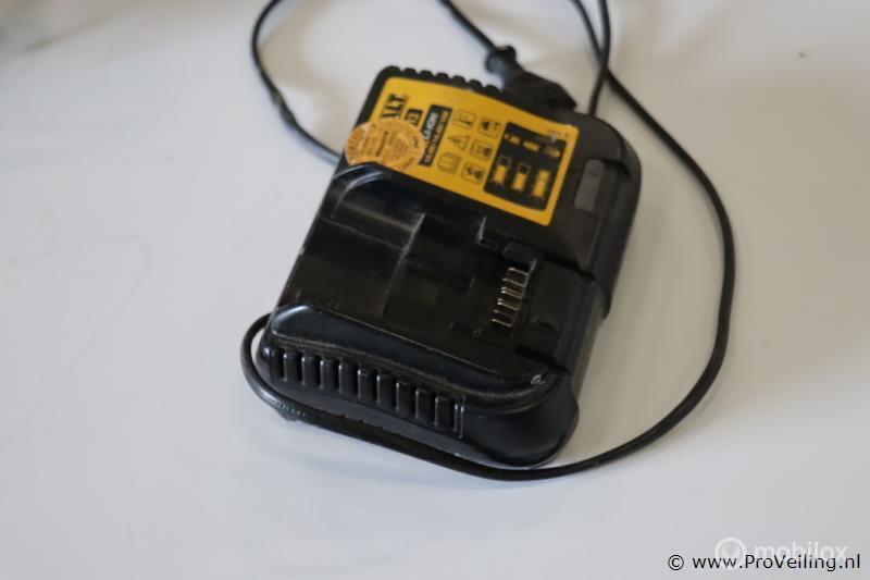 Online Veiling: DEWALT XR Acculader DCB113, Gebruikt
