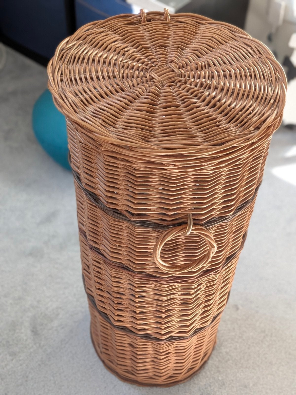 Grote rieten mand met deksel - 68 cm hoog, Huis en Inrichting, Ophalen