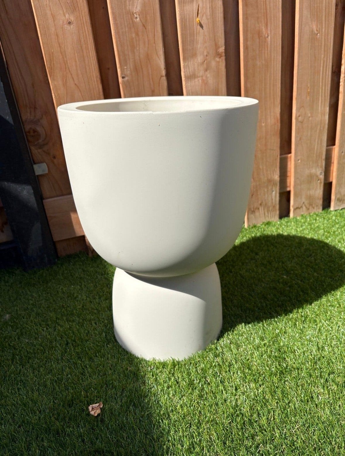 Witte/beige Elho Amber Coupe bloempot op voet, Ophalen, Kunststof, Minder dan 60 cm, Rond