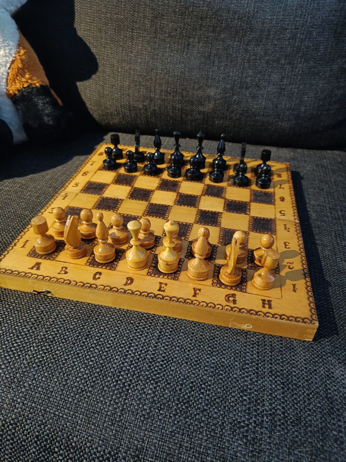 Prachtig houtbewerkt opklapbaar schaakbord, houten stukken, Ophalen of Verzenden, Gebruikt, Schaken