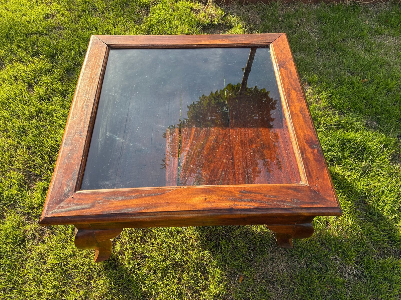 Teak houten koloniale salontafel /opiumtafel met glazen blad, Ophalen