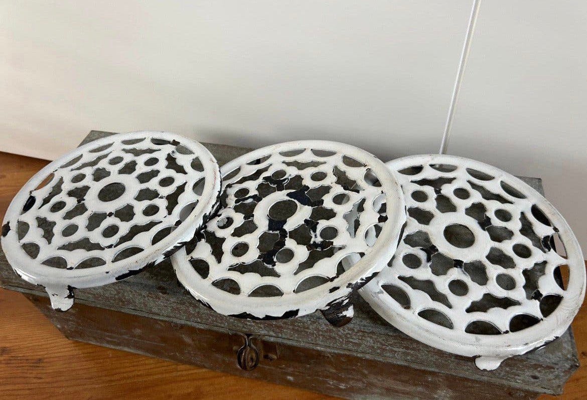Drie franse witte onderzetters met emaille, Antiek en Kunst, Verzenden