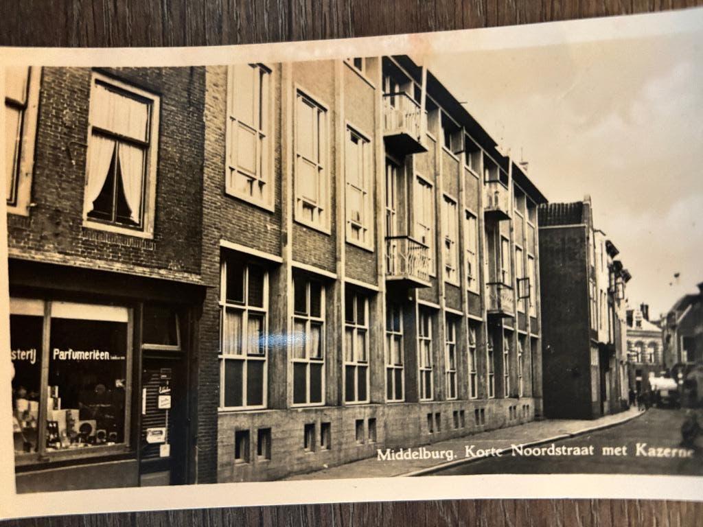 Ansichtkaart Middelburg - Korte Noordstraat met kazerne, Verzamelen, Ophalen of Verzenden, 1940 tot 1960, Ongelopen, Zeeland