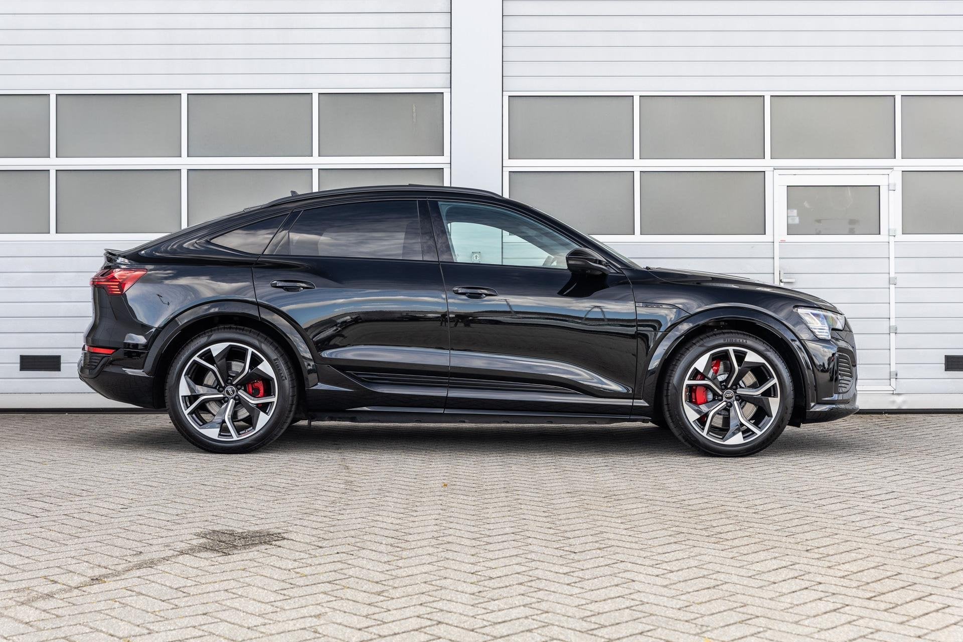 Audi SQ8 Sportback e-tron 503pk quattro 115 kWh | Sportstoel, Auto's, Audi, Automaat, 2625 kg, Zwart, Automatische klimaatregeling