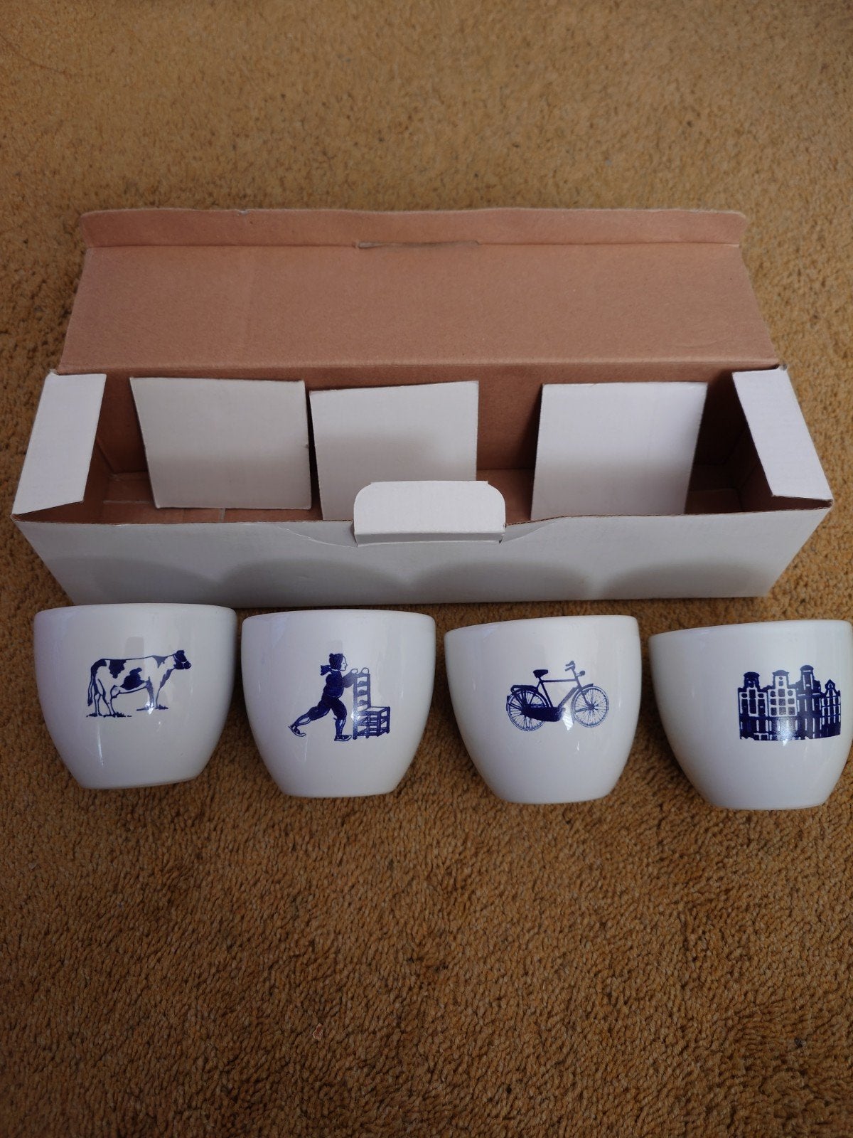 Set van 4 Delftsblauwe bekers met Hollandse taferelen, Ophalen, Keramiek, Zo goed als nieuw, Delftsblauw