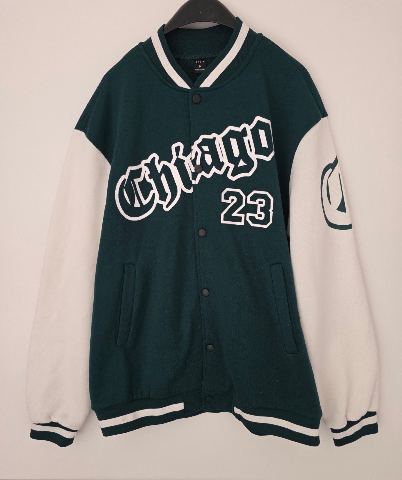 SHEIN Chicago 23 Varsity Jacket Groen/Wit Maat M, Kleding | Heren, SHEIN, Onbekend, Onbekend, SHEIN