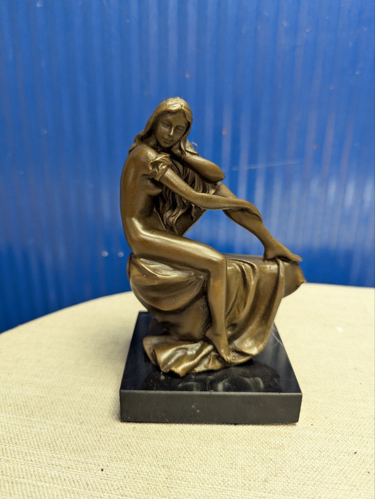 Bronzen beeld van zittende vrouw op marmeren sokkel, Minder dan 20 cm, Ophalen of Verzenden, Brons, Beeld