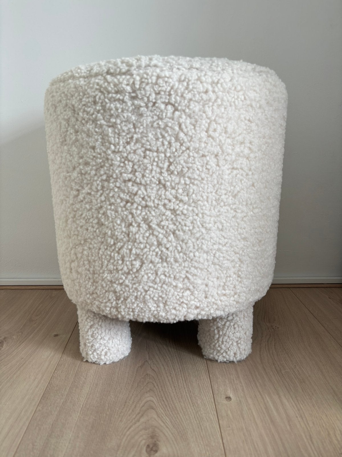 Off white teddy poef Kwantum Z.G.A.N, Huis en Inrichting, Ophalen, Minder dan 50 cm, Rond, Minder dan 50 cm