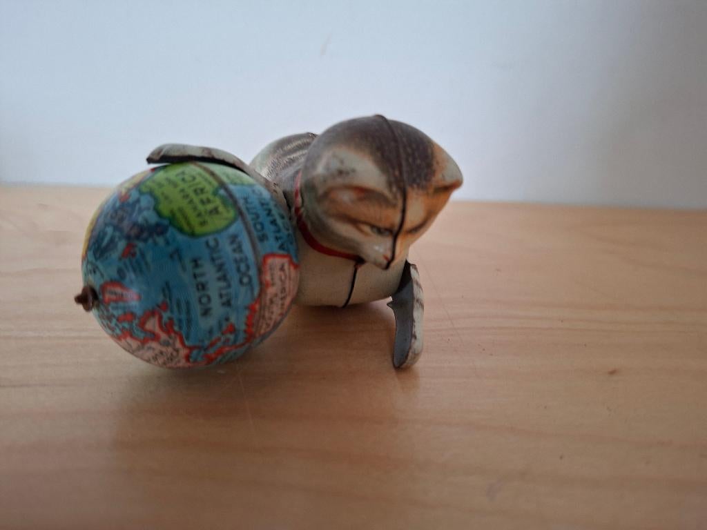 Kat met wereldbol ,  Köhler  US-zone Germany., Antiek en Kunst, Antiek | Speelgoed, Verzenden