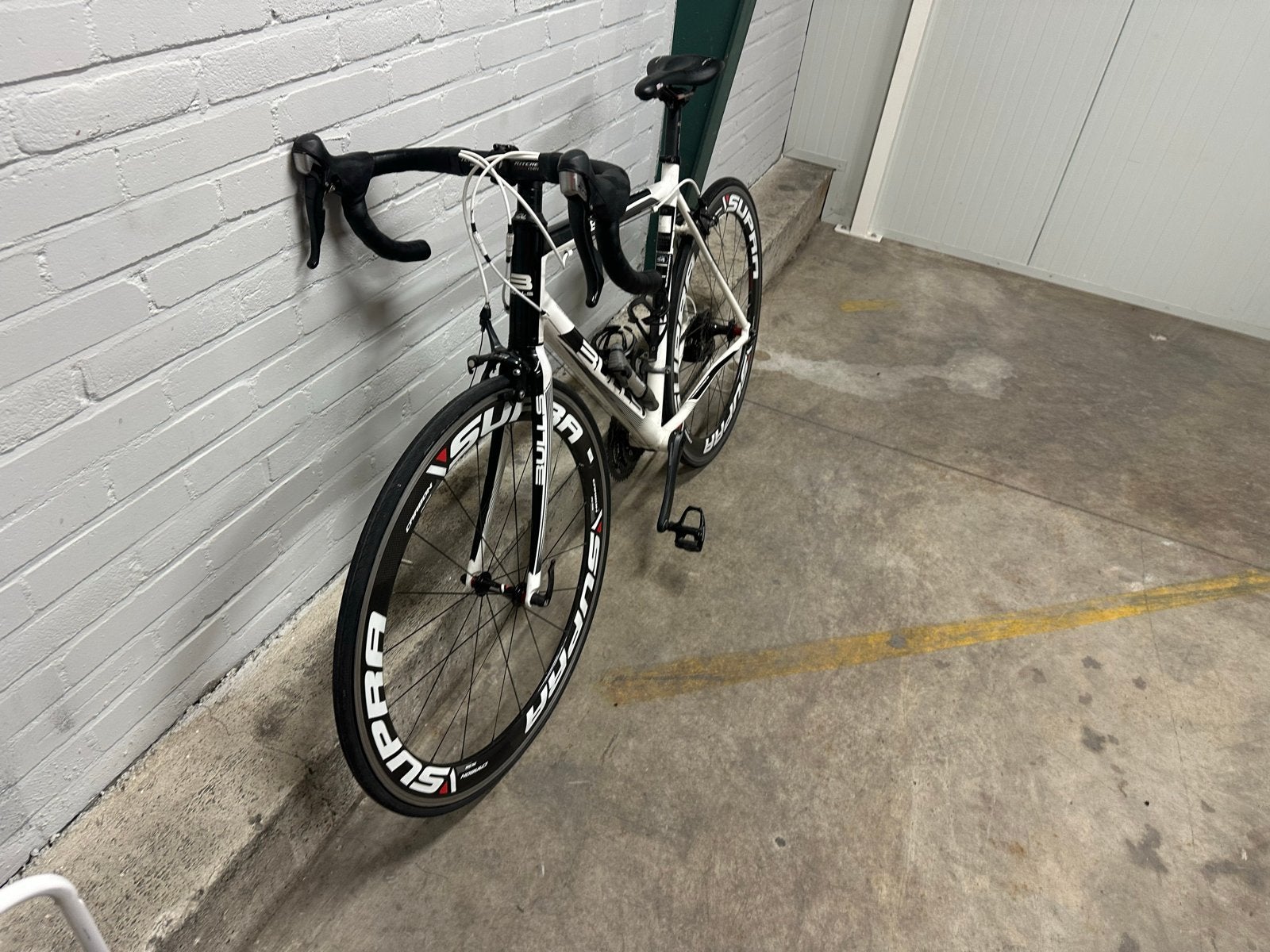 Racefiets Harrier - Wit/Zwart, Carbon wielen, Goede staat, Fietsen en Brommers, Overige merken, Gebruikt, Aluminium, Ophalen of Verzenden