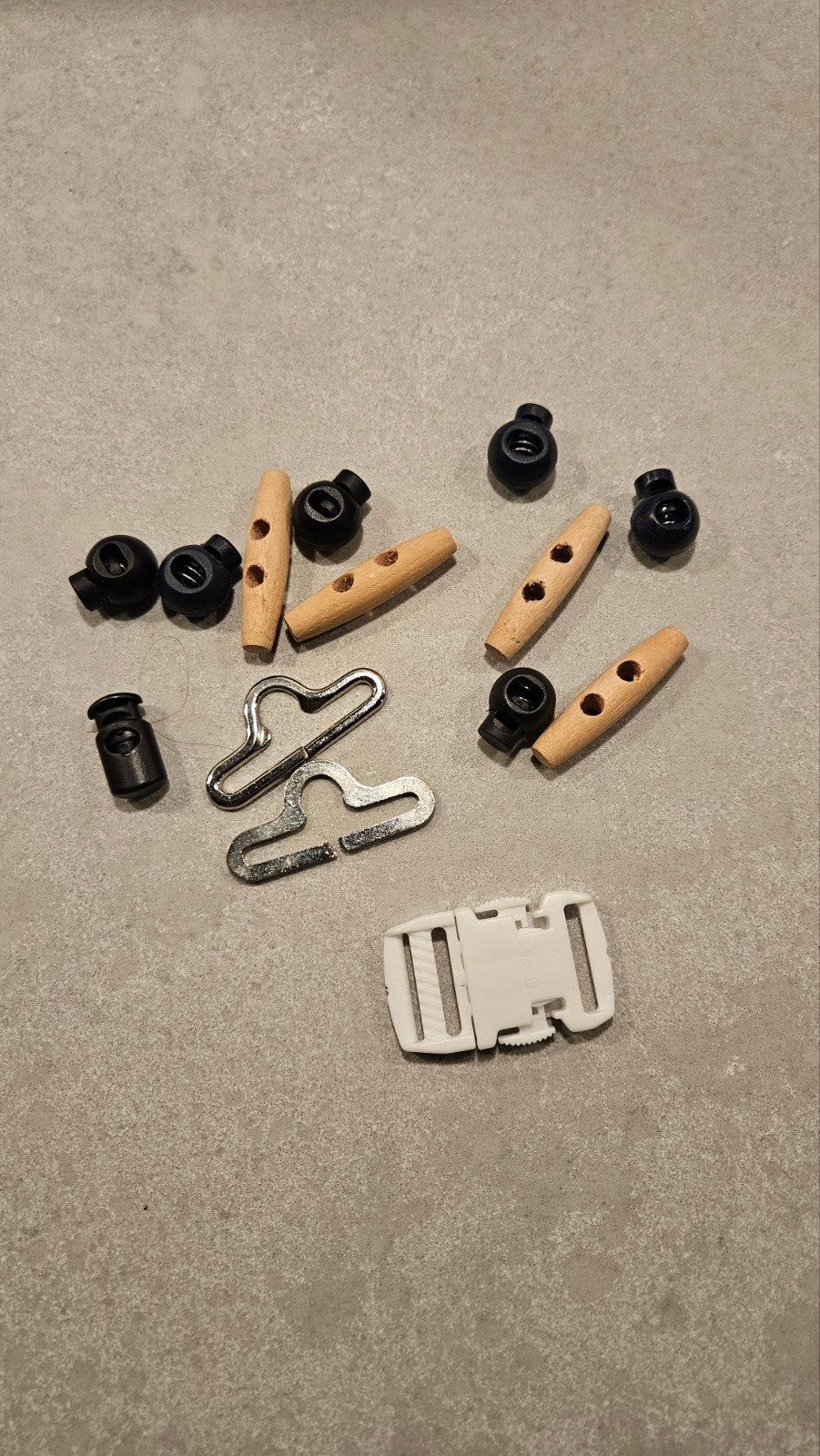 Diverse handwerkbenodigdheden: koordstoppers, gesp, Zwart, Gebruikt, Knutselmateriaal, Hout