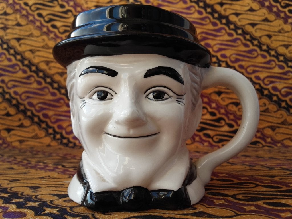 Oude vintage Stan Laurel Toby jug uit Engeland 9 cm.