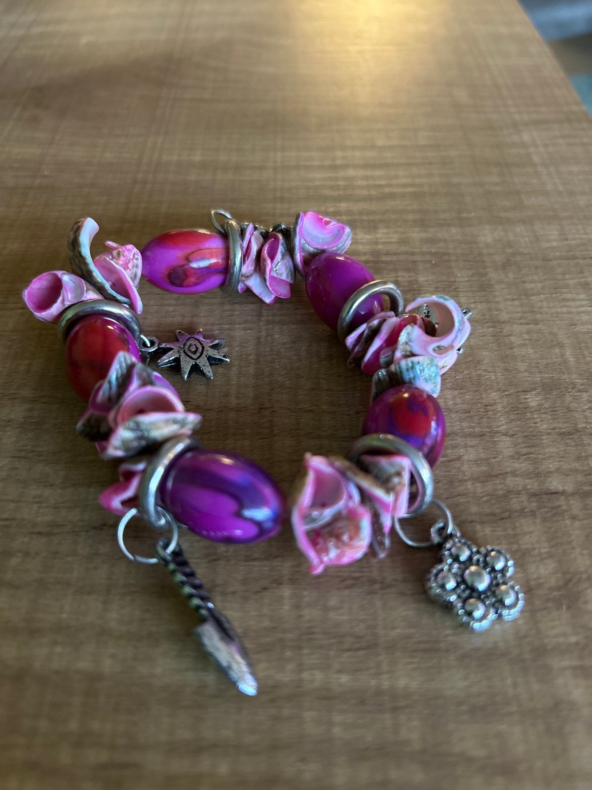 Kleurrijke armband met bedels en schelpjes, Overige materialen, Gebruikt, Paars, Ophalen of Verzenden