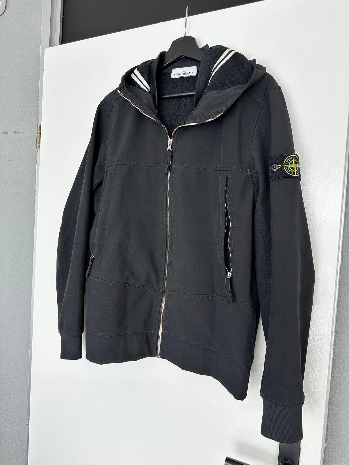 Te koop, Stone Island Soft Shell-R Jas Zwart, Kleding | Heren, Jassen | Zomer, Ophalen of Verzenden, Zo goed als nieuw, Maat 48/50 (M)
