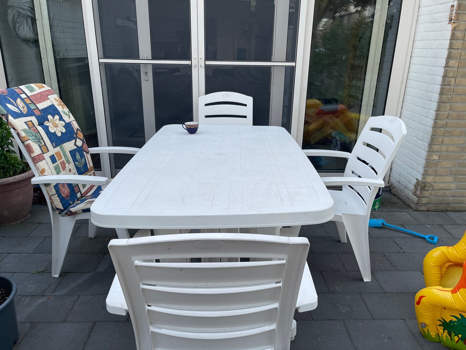 Witte kunststof tuinset met 4 stoelen en tafel, Ophalen, 4 zitplaatsen, Kunststof, Gebruikt