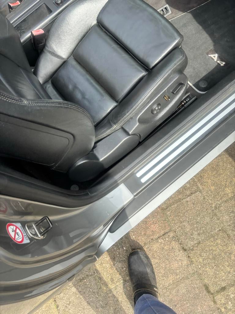 Audi A4 2.4 V6 125KW Cabrio AUT 2005 Grijs, Auto's, Audi, Zwart, Cabriolet, 4 stoelen, A4