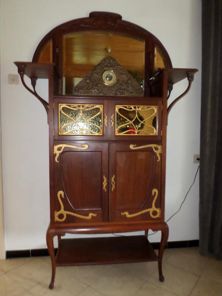 Fraaie Art Nouveau kast met vuurvergulde zweepslagornamenten, Ophalen