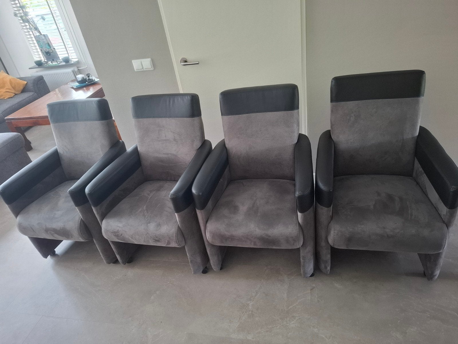 4x eetkamerstoelen op wieltjes, grijs met zwart, Ophalen, Gebruikt, Vier, Grijs