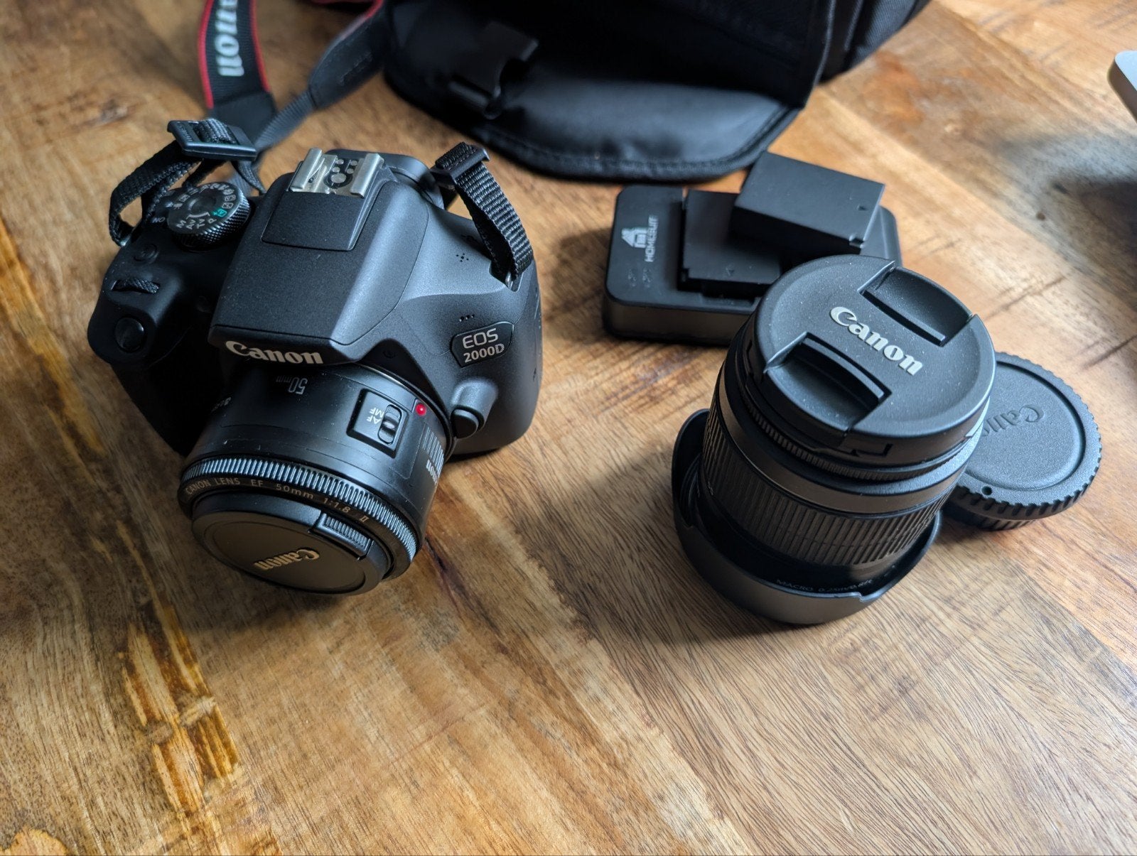 Canon EOS 2000D dslr camera with 2 lenses and bag, Canon, Ophalen of Verzenden, Zo goed als nieuw, Lensdop
