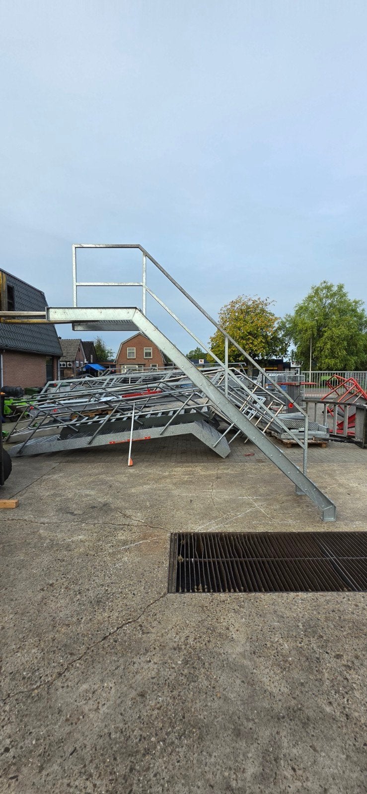 stalen trap met bordes gegalv. hoog 2,4mtr nor149, Ophalen of Verzenden, Zo goed als nieuw, Trap, 2 tot 4 meter