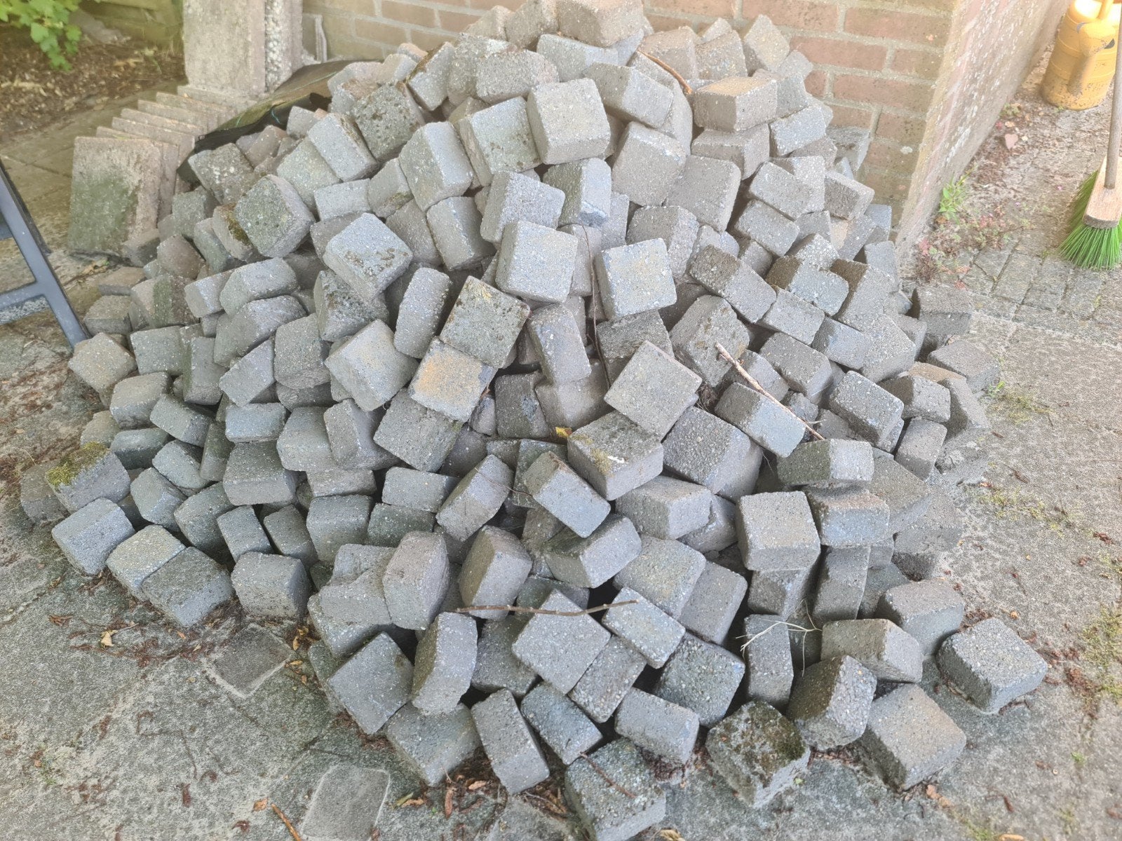 Gratis af te halen, grijze vierkante betonklinkers 8 m2, Tuin en Terras, Ophalen, Gebruikt, Klinkers, 5 tot 10 m²