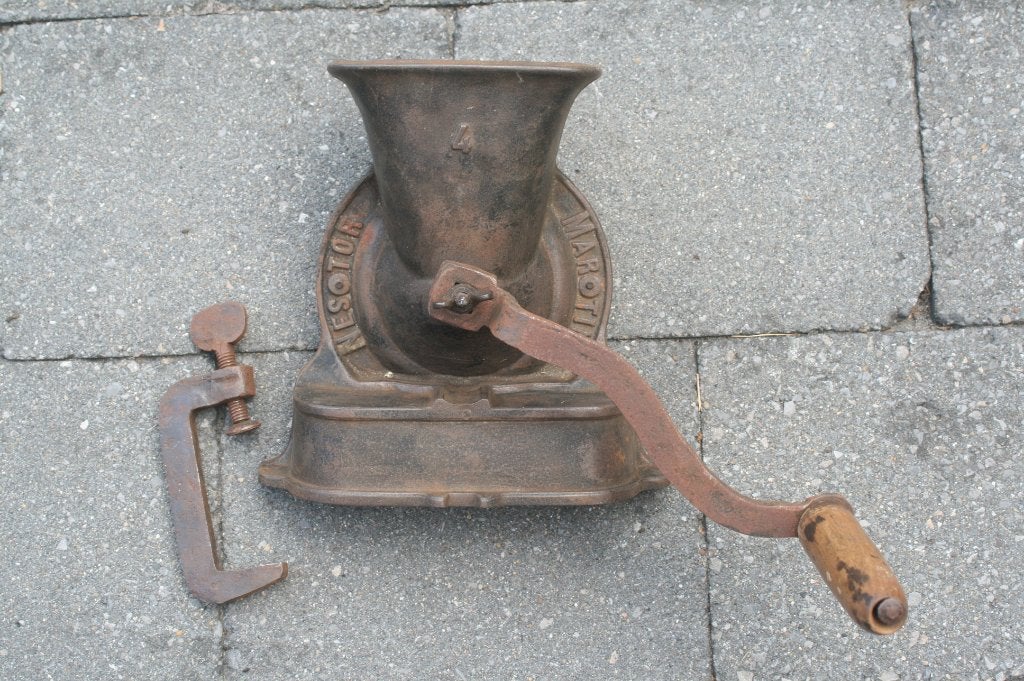 Antieke gietijzeren koffiemolen Nestor Martin (nr 4), Antiek en Kunst, Antiek | Gereedschap en Instrumenten, Ophalen of Verzenden