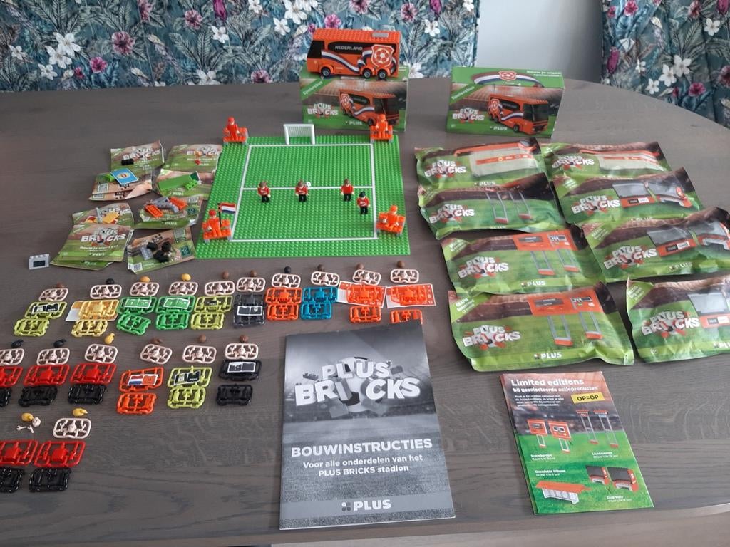 Plus Bricks voetbal " lego" Nederlandse spelersbus bouwplaat, Ophalen of Verzenden