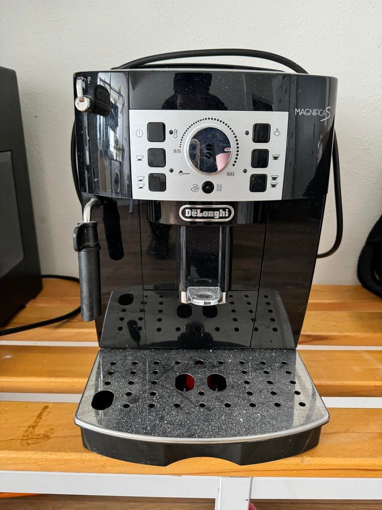 DeLonghi Magnifica S Espressoapparaat - Goed Schoonmaken, Gebruikt, Espresso apparaat, Koffiebonen, 2 tot 4 kopjes