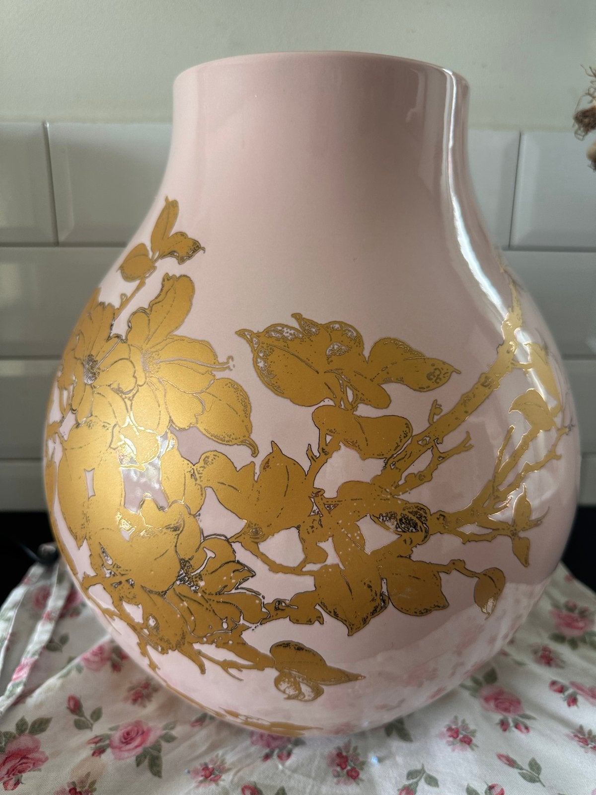 Roze vaas met gouden bloemen ikea, Ophalen