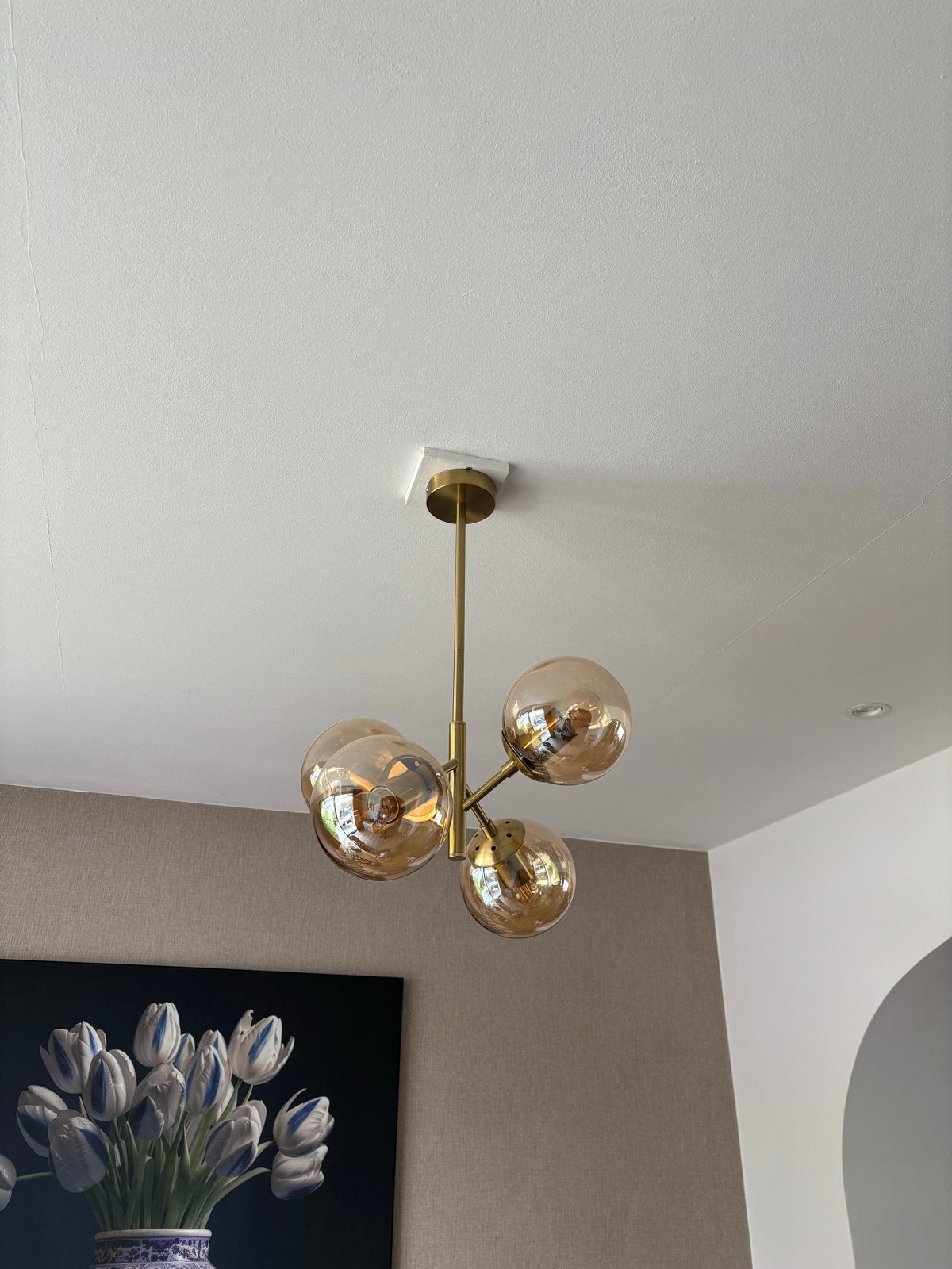 Moderne gouden hanglamp met amberkleurige glazen bollen, Ophalen, Zo goed als nieuw, Glas, 50 tot 75 cm