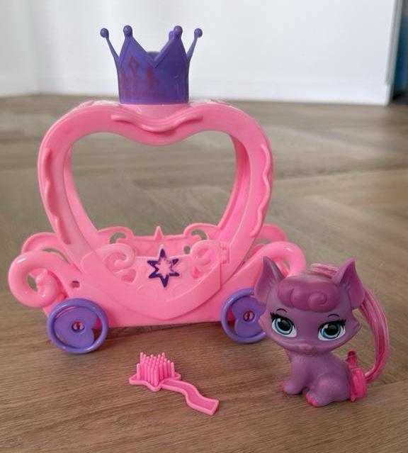 Kat in koets roze paars speelgoed kids, Ophalen of Verzenden, Zo goed als nieuw