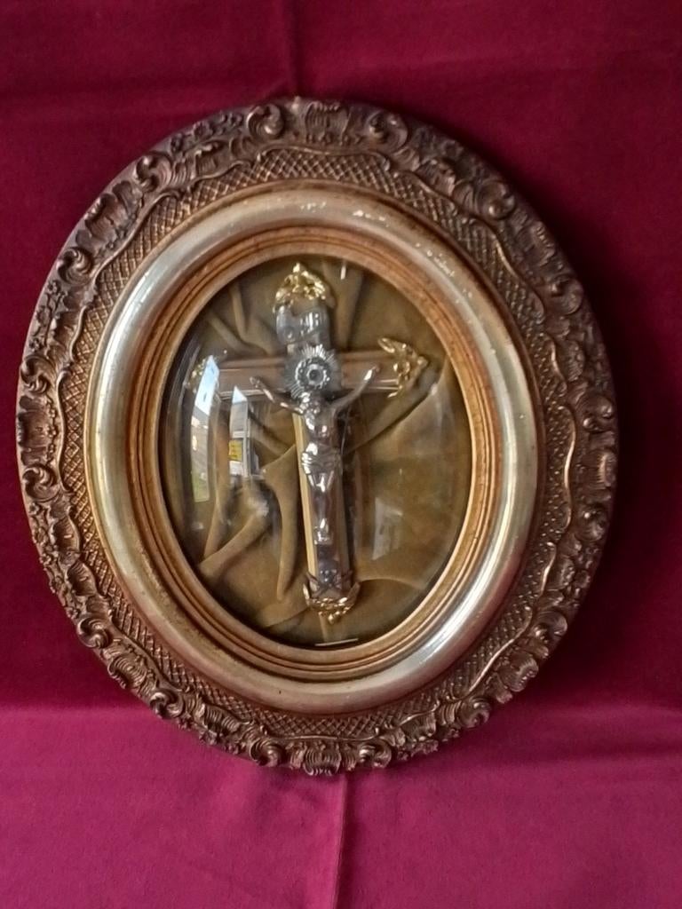 Mooi antiek kruisbeeld achter bol glas, Ophalen of Verzenden