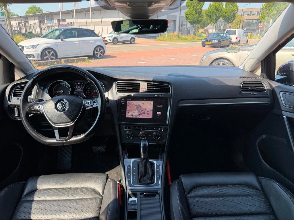 Volkswagen E-Golf E-Golf AUT|NAVI|Leder|CAM|ACC|SOH 87,05%, Auto's, 136 pk, Gebruikt, 35 kWh, Grijs