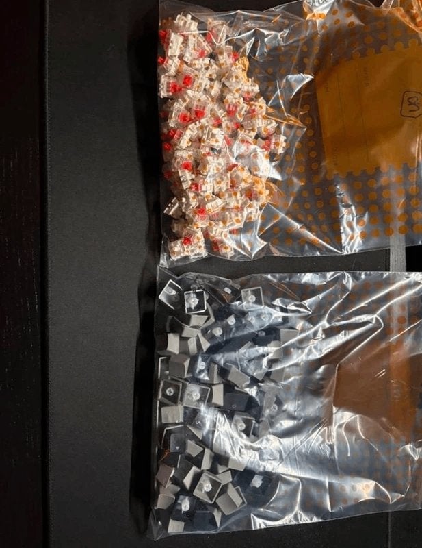 Gateron red switches + keycaps zwart/grijs 84 stuks, Ophalen of Verzenden, Zo goed als nieuw