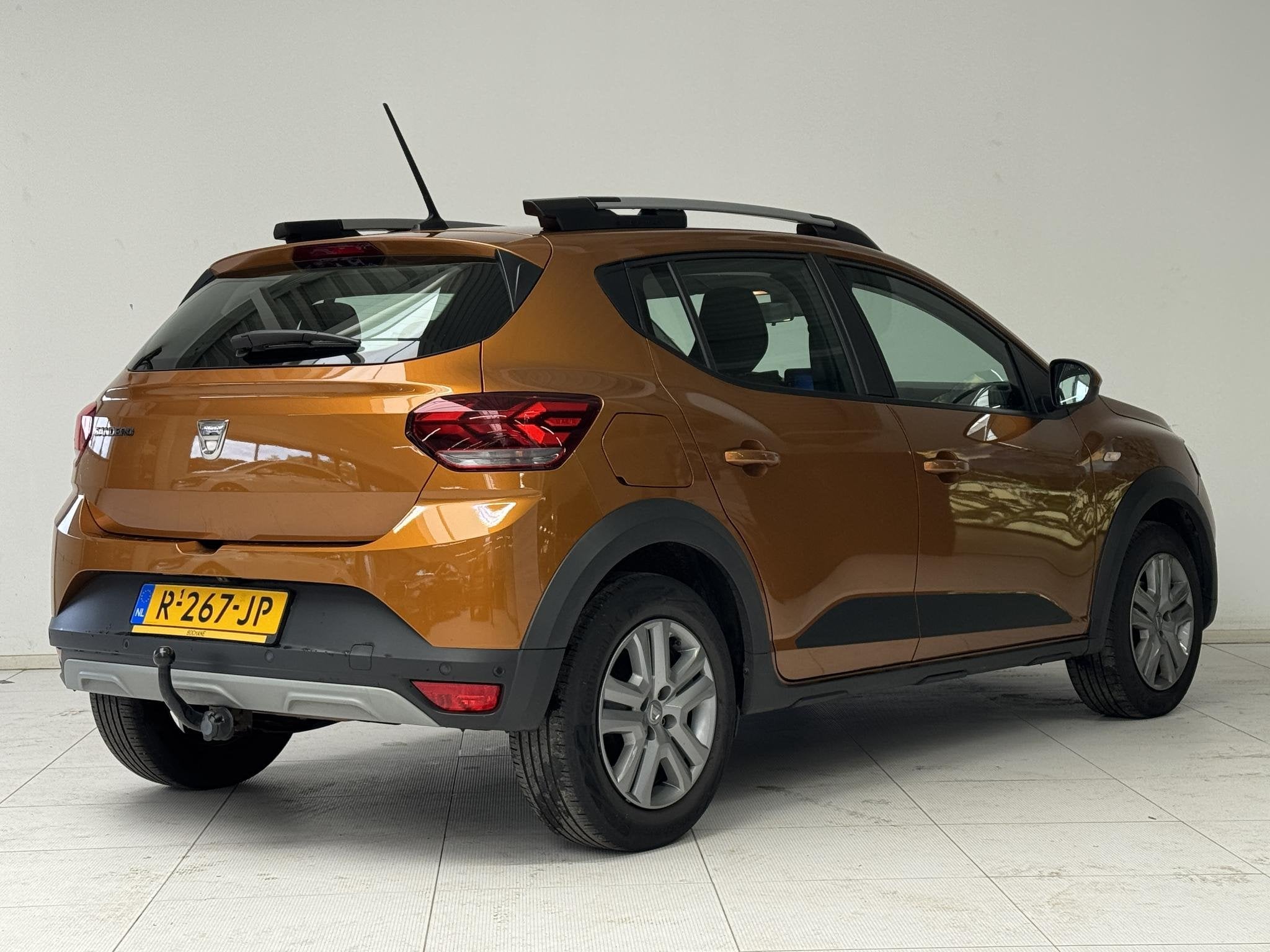 Dacia Sandero Stepway 1.0 TCe 100 Bi-Fuel Comfort | Trekhaak, Auto's, Gebruikt, Overige kleuren, Met garantie (alle), 610 kg